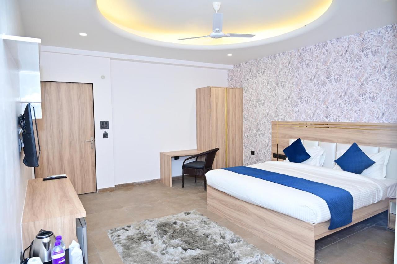 The Dwelling Inn Greater Noida Exterior photo