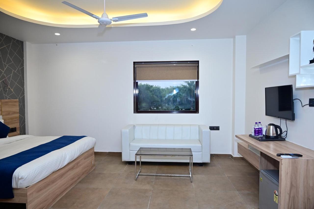 The Dwelling Inn Greater Noida Exterior photo